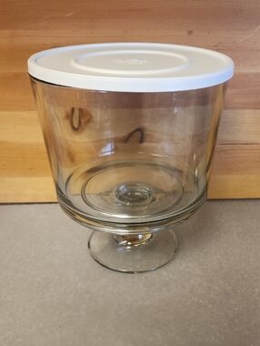 The Pampered Chef, Glass Pedestal Candy Jar with White Lid